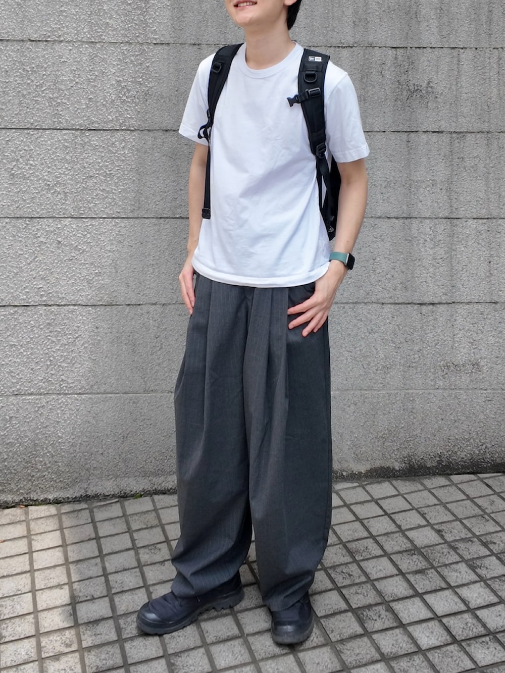 その他のスラックス、ブラック系のバックパック/リュック、ホワイト系のTシャツ/カットソーを着用したメンズの夏コーディネートの2枚目の写真
