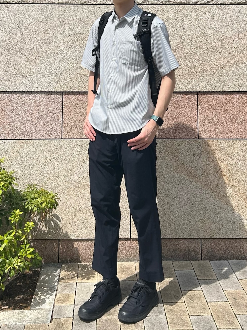 グレー系のシャツ/ブラウス、ブラック系のパンツ、ブラック系のスニーカーを着用したメンズの夏コーディネートの2枚目の写真