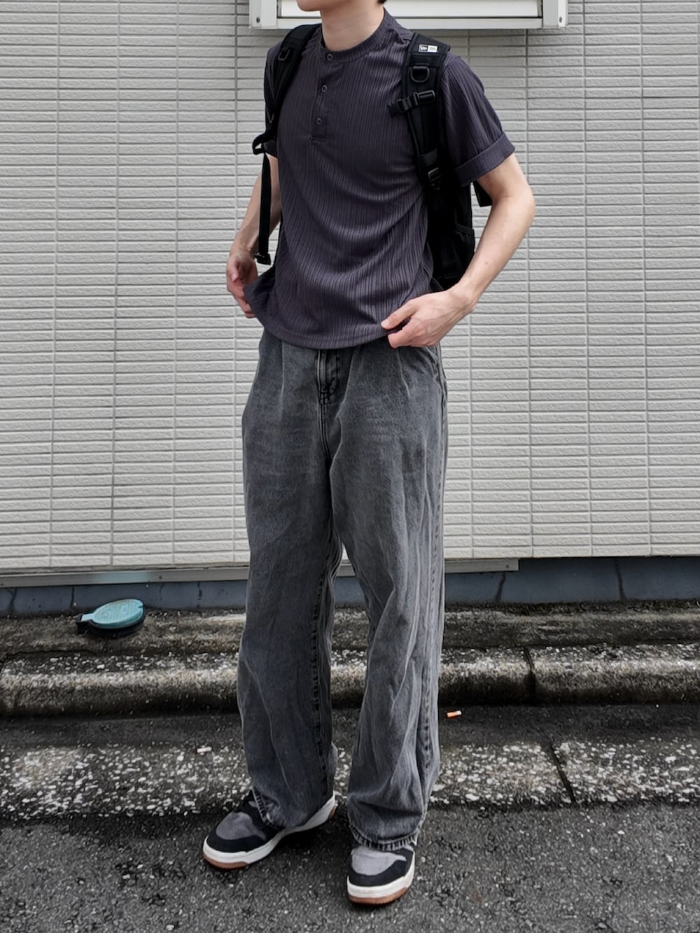 グレー系のTシャツ/カットソー、ブラック系のスニーカーを着用したメンズの夏コーディネートの2枚目の写真