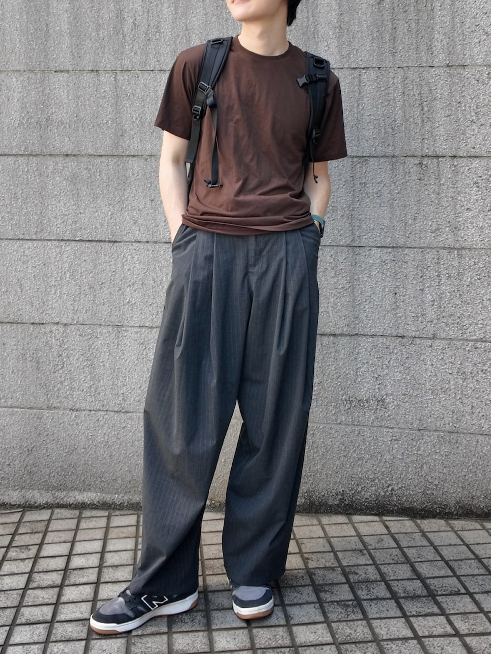 ブラック系のスニーカー、ブラウン系のTシャツ/カットソー、その他のスラックスを着用したメンズの夏コーディネートの2枚目の写真