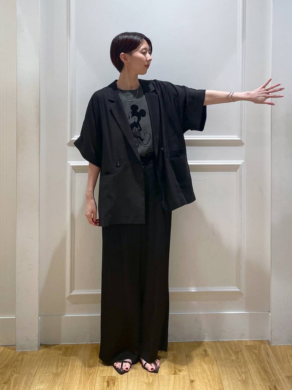 「サンダル、Tシャツ、夏コーデ、秋コーデ、ハンサム、apart by lowrys、おでかけ、お出かけコーデ、ジャケット、ジャケットスタイル、パンツ、楽ちんコーデ、きれいめ、カジュアル、ベーシック/シンプル」｜「A part byのクロスフラットサンダル（サンダル、ブラック系）」を使った、apartby32さん（レディース・168cm）の夏コーディネートの2枚目の写真