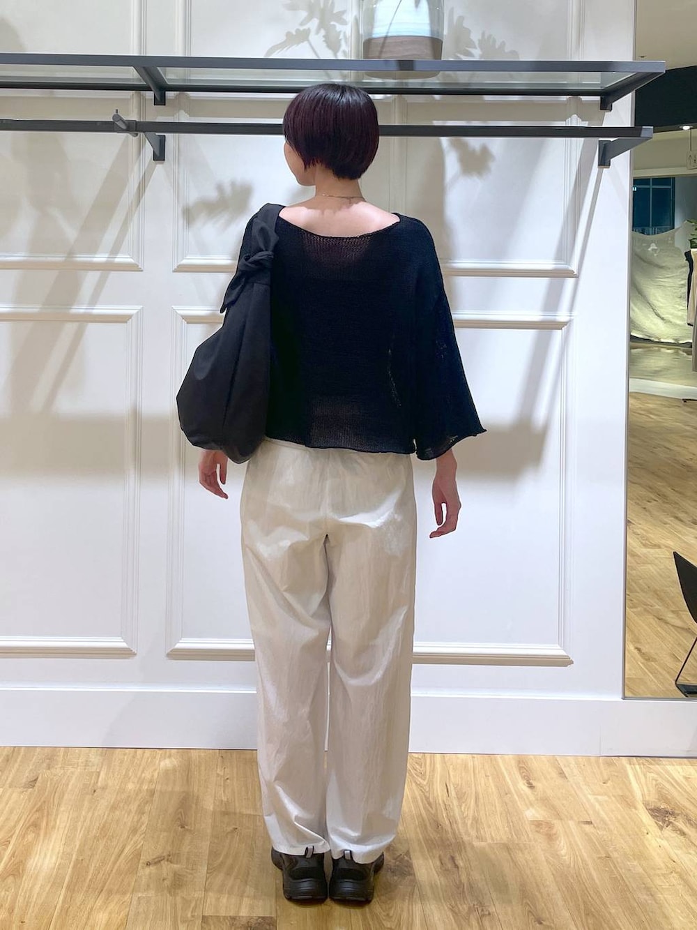「apart by lowrys、ニット、サンダル、きれいめ、カジュアル、ベーシック/シンプル、おでかけ、パンツ、白パンツ、ネックレス、バッグ、お出かけコーデ、夏コーデ、秋コーデ」｜「A part byのタイプライタータックパンツ（その他パンツ、ホワイト系）」を使った、apartby32さん（レディース・168cm）の夏コーディネートの4枚目の写真