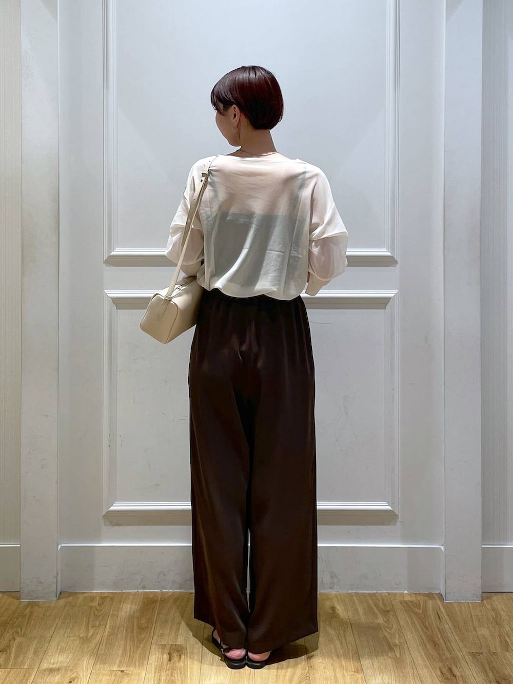 「きれいめ、カジュアル、ベーシック/シンプル、apart by lowrys、andST秋コーデ、おでかけ、セールコーデ、パンツ、楽ちんコーデ、シアートップス、ネックレス、バッグ、お出かけコーデ、サンダル」｜「A part byの<追加2>チュールパフプルオーバー_半袖（Tシャツ/カットソー、ホワイト系）」を使った、apartby32さん（レディース・168cm）の夏コーディネートの4枚目の写真