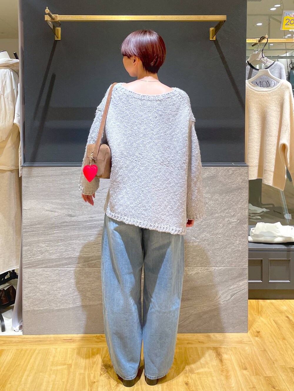 ブルー系のデニムパンツ、ブラック系のローファー、グレー系のニット/セーターを着用したレディースの秋コーディネートの4枚目の写真