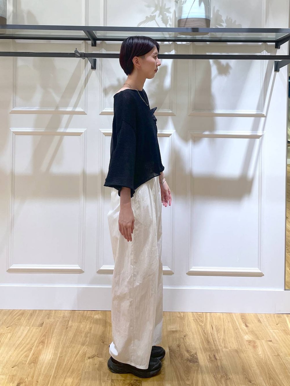 「apart by lowrys、ニット、サンダル、きれいめ、カジュアル、ベーシック/シンプル、おでかけ、パンツ、白パンツ、ネックレス、バッグ、お出かけコーデ、夏コーデ、秋コーデ」｜「A part byのタイプライタータックパンツ（その他パンツ、ホワイト系）」を使った、apartby32さん（レディース・168cm）の夏コーディネートの3枚目の写真
