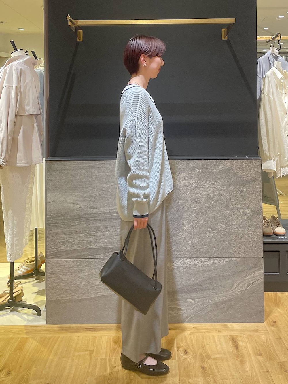 ブラック系のその他パンツ、ブラック系のショルダーバッグ、ブルー系のニット/セーターを着用したレディースの春コーディネートの3枚目の写真