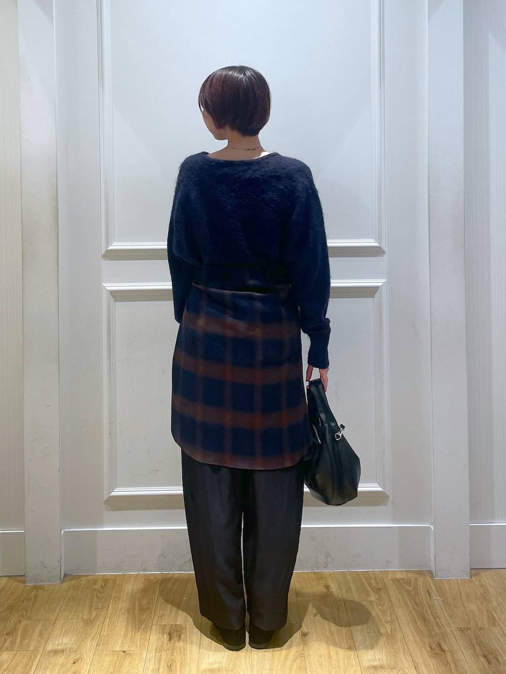 ブラック系のハンドバッグ、ブラック系のスラックス、ブラック系のバレエシューズを着用したレディースの秋コーディネートの4枚目の写真