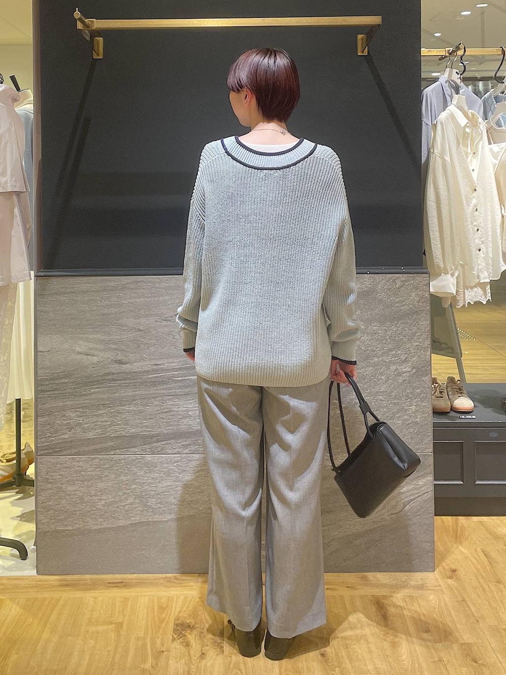 ブラック系のその他パンツ、ブラック系のショルダーバッグ、ブルー系のニット/セーターを着用したレディースの春コーディネートの4枚目の写真