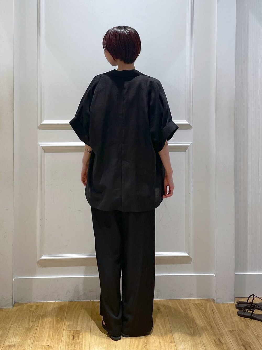 「サンダル、Tシャツ、夏コーデ、秋コーデ、ハンサム、apart by lowrys、おでかけ、お出かけコーデ、ジャケット、ジャケットスタイル、パンツ、楽ちんコーデ、きれいめ、カジュアル、ベーシック/シンプル」｜「A part byのクロスフラットサンダル（サンダル、ブラック系）」を使った、apartby32さん（レディース・168cm）の夏コーディネートの4枚目の写真