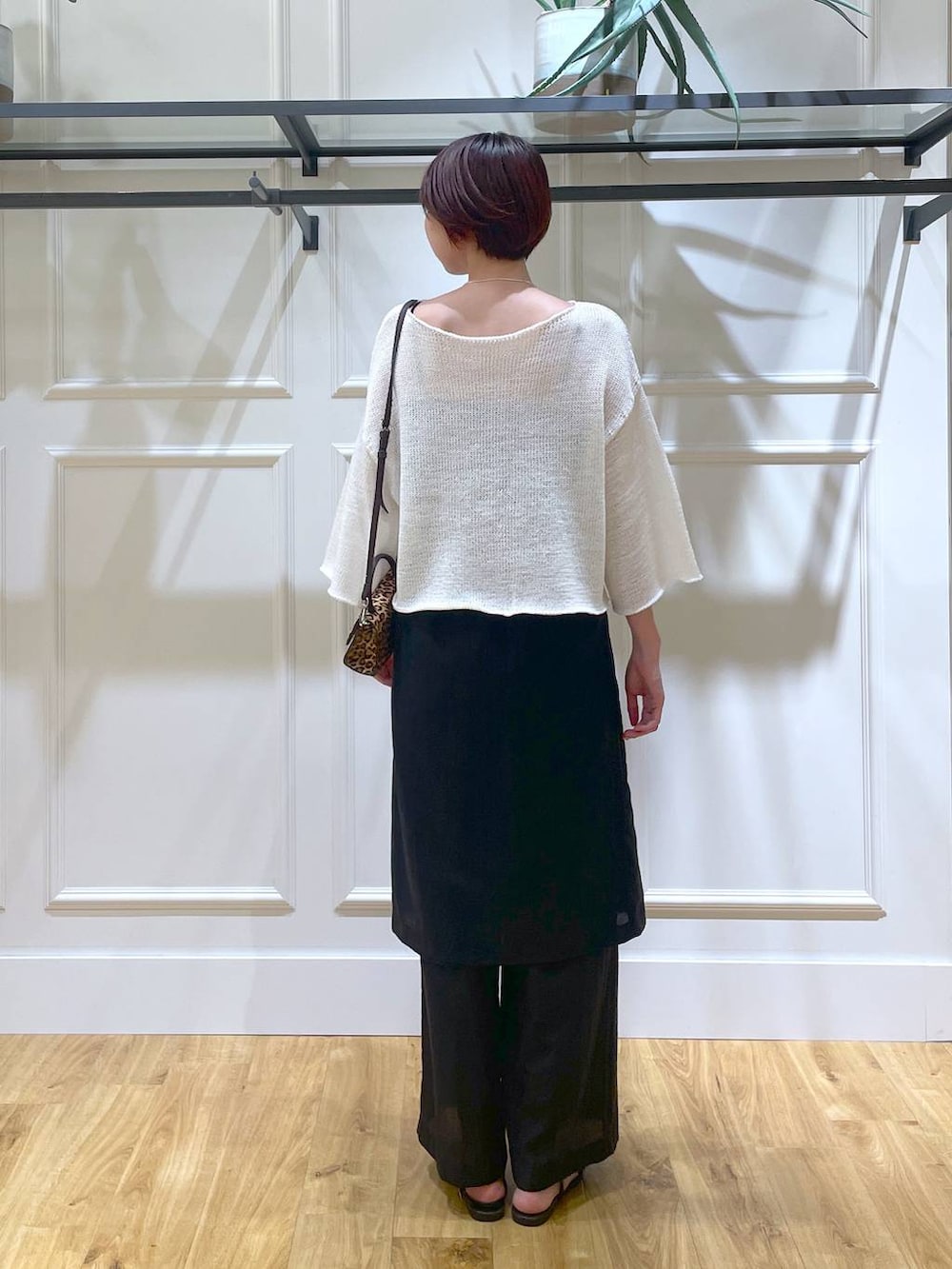 「きれいめ、カジュアル、ベーシック/シンプル、apart by lowrys、andST秋コーデ、おでかけ、お出かけコーデ、楽ちんコーデ、パンツ、ニット、サンダル、ネックレス、バッグ、夏コーデ、秋コーデ」｜「A part byのクロスフラットサンダル（サンダル、ブラック系）」を使った、apartby32さん（レディース・168cm）の夏コーディネートの4枚目の写真