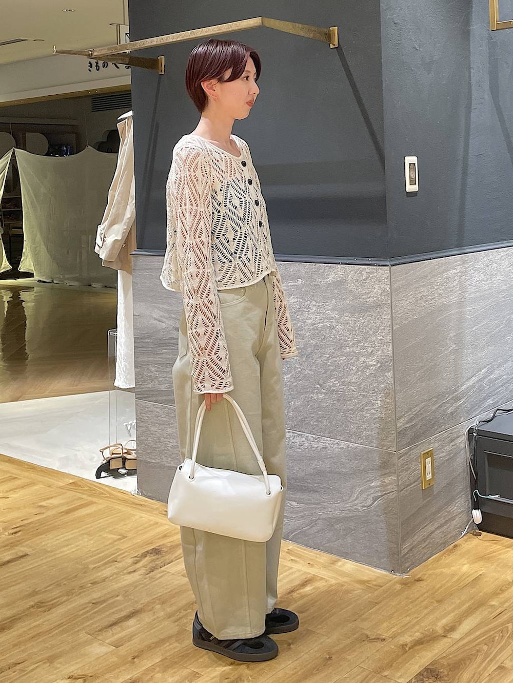 ベージュ系のデニムパンツ、ホワイト系のショルダーバッグ、ホワイト系のカーディガン/ボレロを着用したレディースの春コーディネートの3枚目の写真