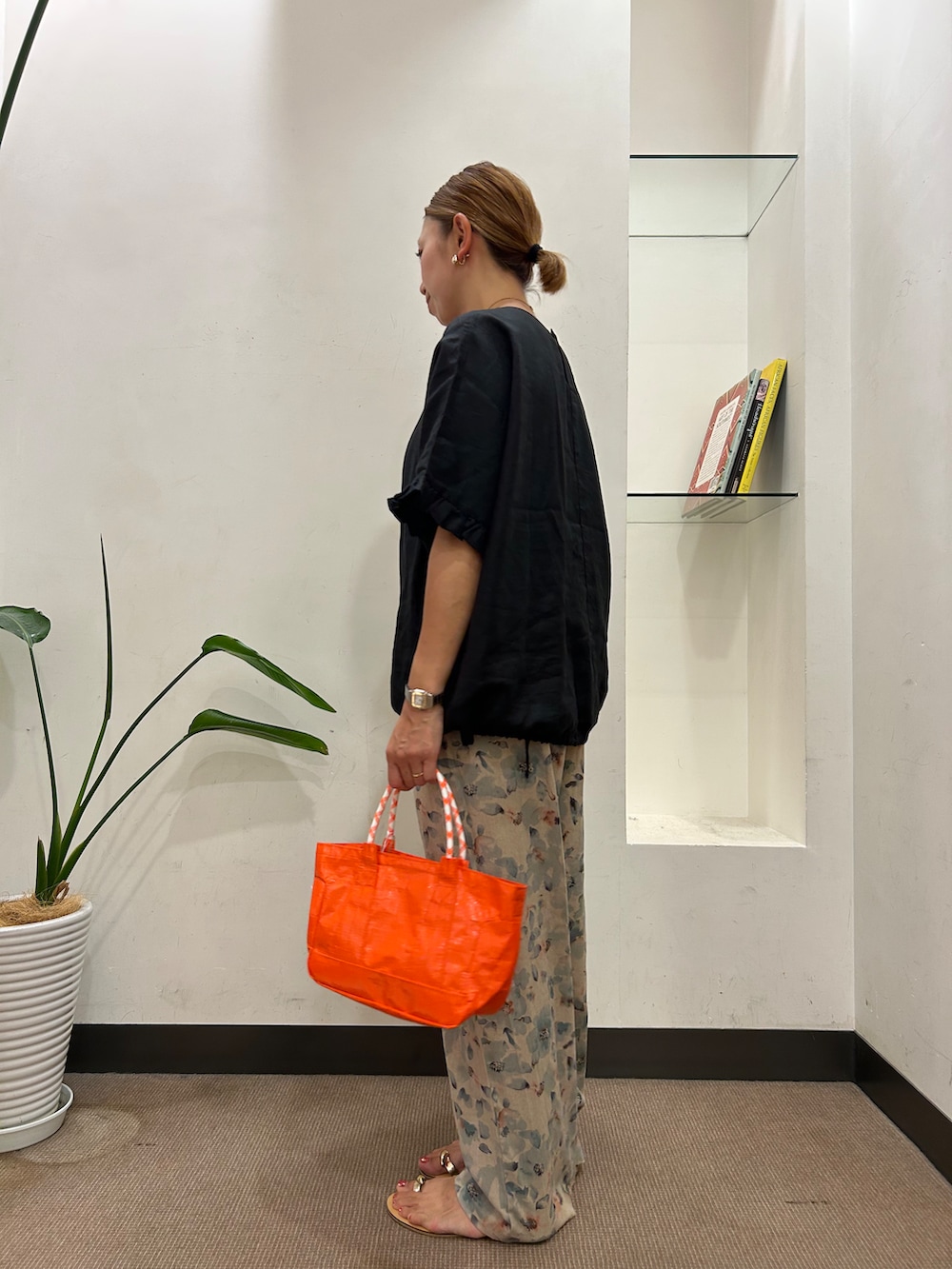 ブラック系のシャツ/ブラウス、ブルー系のその他パンツ、オレンジ系のショルダーバッグを着用したレディースの夏コーディネートの2枚目の写真