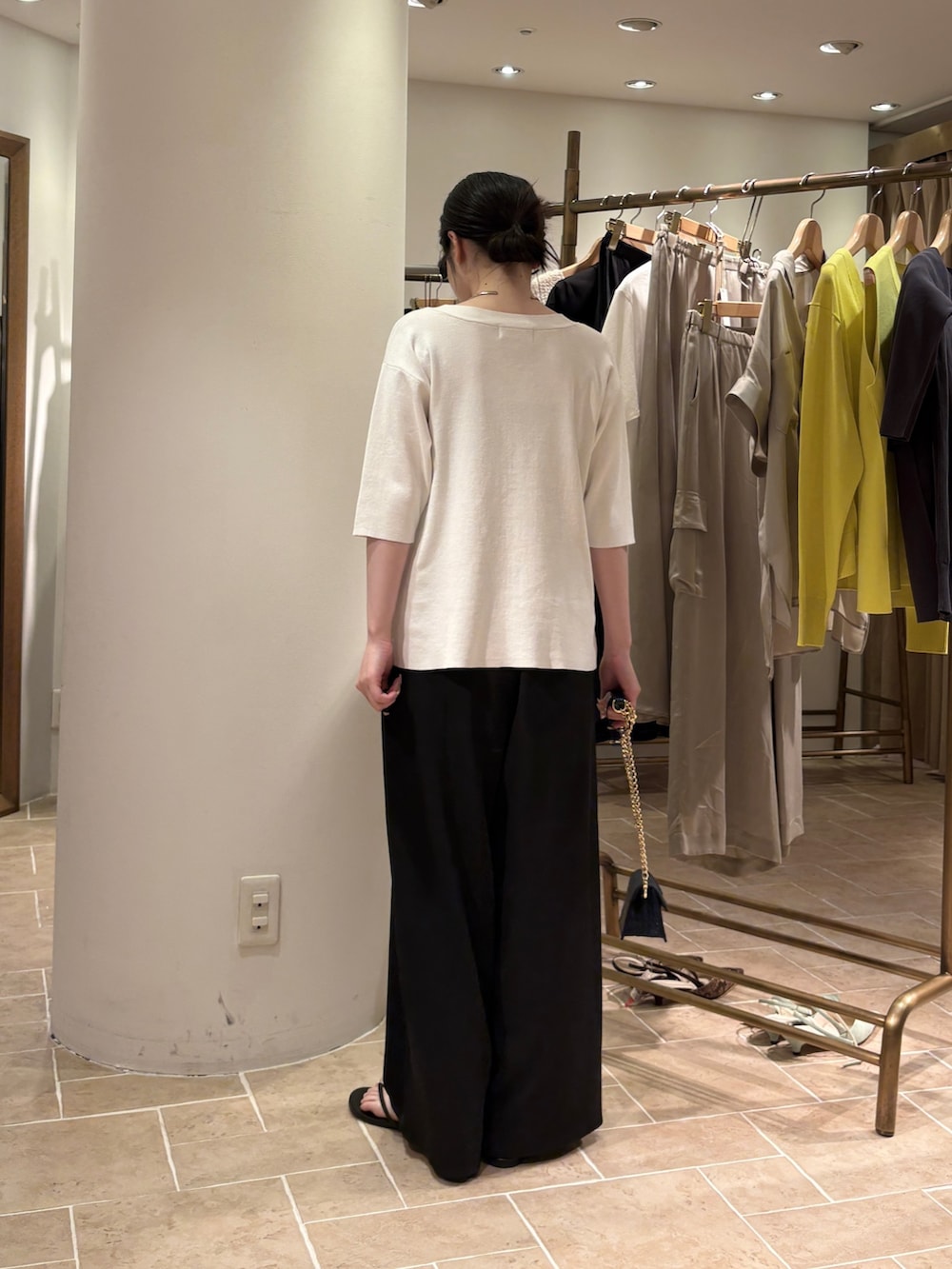 ホワイト系のカーディガン/ボレロ、ブラック系のその他パンツ、ブラック系のその他シューズを着用したレディースの夏コーディネートの3枚目の写真