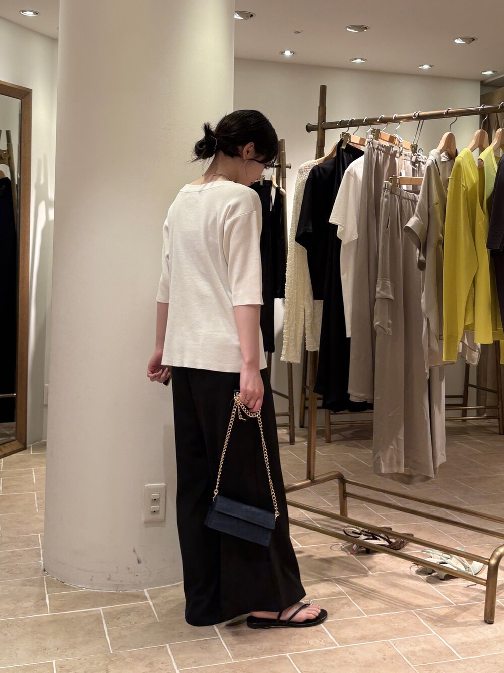 ホワイト系のカーディガン/ボレロ、ブラック系のその他パンツ、ブラック系のその他シューズを着用したレディースの夏コーディネートの2枚目の写真