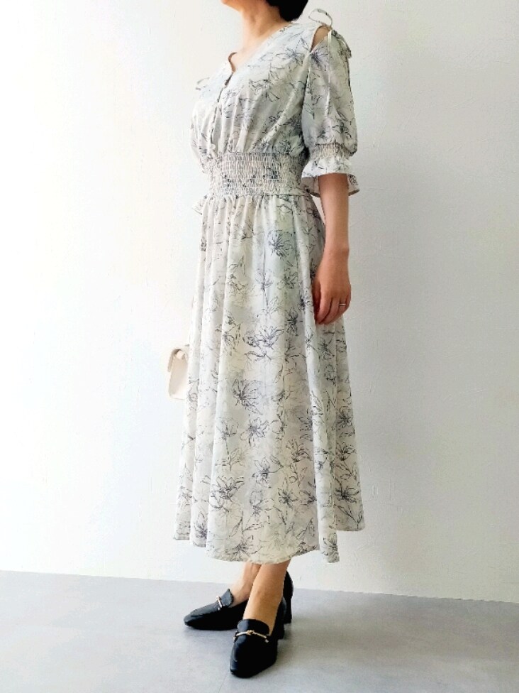 ブラック系のローファー、ホワイト系のワンピースを着用したレディースの春コーディネートの2枚目の写真