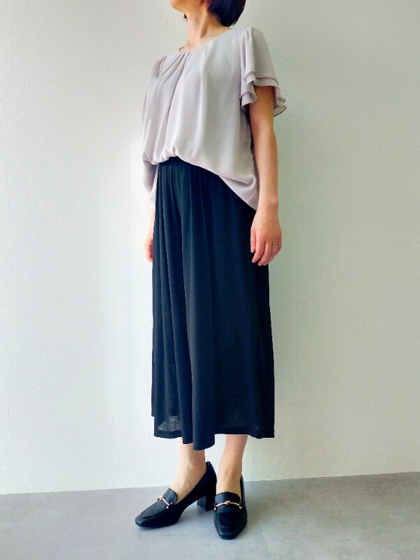 ブラック系のローファー、ブラック系のパンツ、ベージュ系のシャツ/ブラウスを着用したレディースの春コーディネートの2枚目の写真