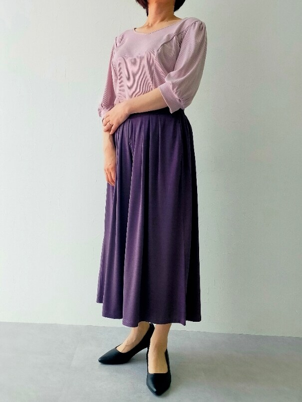 パープル系のTシャツ/カットソー、ブラック系のパンプス、ブラック系のパンツを着用したレディースの春コーディネートの2枚目の写真