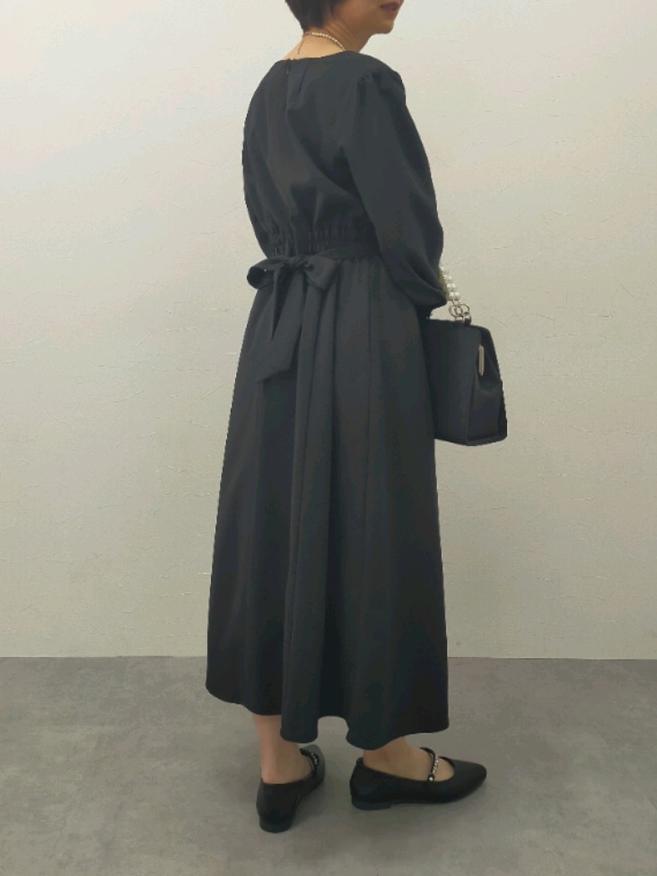 ブラック系のバッグ、ブラック系のワンピース、ブラック系のバレエシューズを着用したレディースの冬コーディネートの2枚目の写真