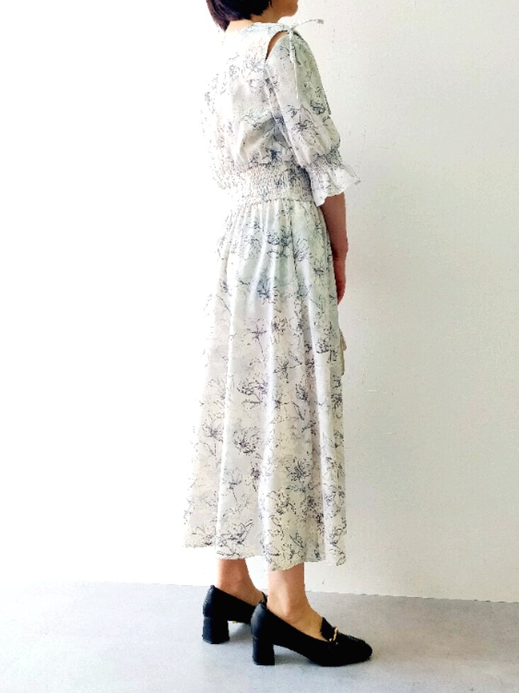 ブラック系のローファー、ホワイト系のワンピースを着用したレディースの春コーディネートの3枚目の写真