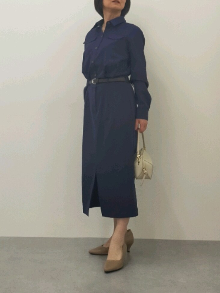 ベージュ系のトレンチコート、ブルー系のワンピース、ベージュ系のパンプスを着用したレディースの春コーディネートの2枚目の写真