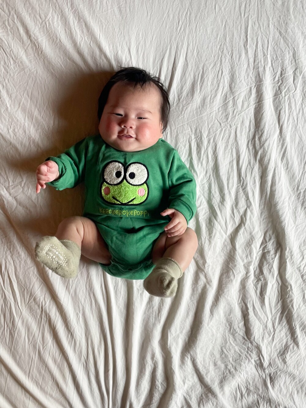 「ケロケロケロッピ、赤ちゃん、baby、3ヶ月」｜「Birthdayのアイテム（ロンパース、グリーン系）」を使った、ritz20omcさん（キッズ・60cm）の冬コーディネートの2枚目の写真
