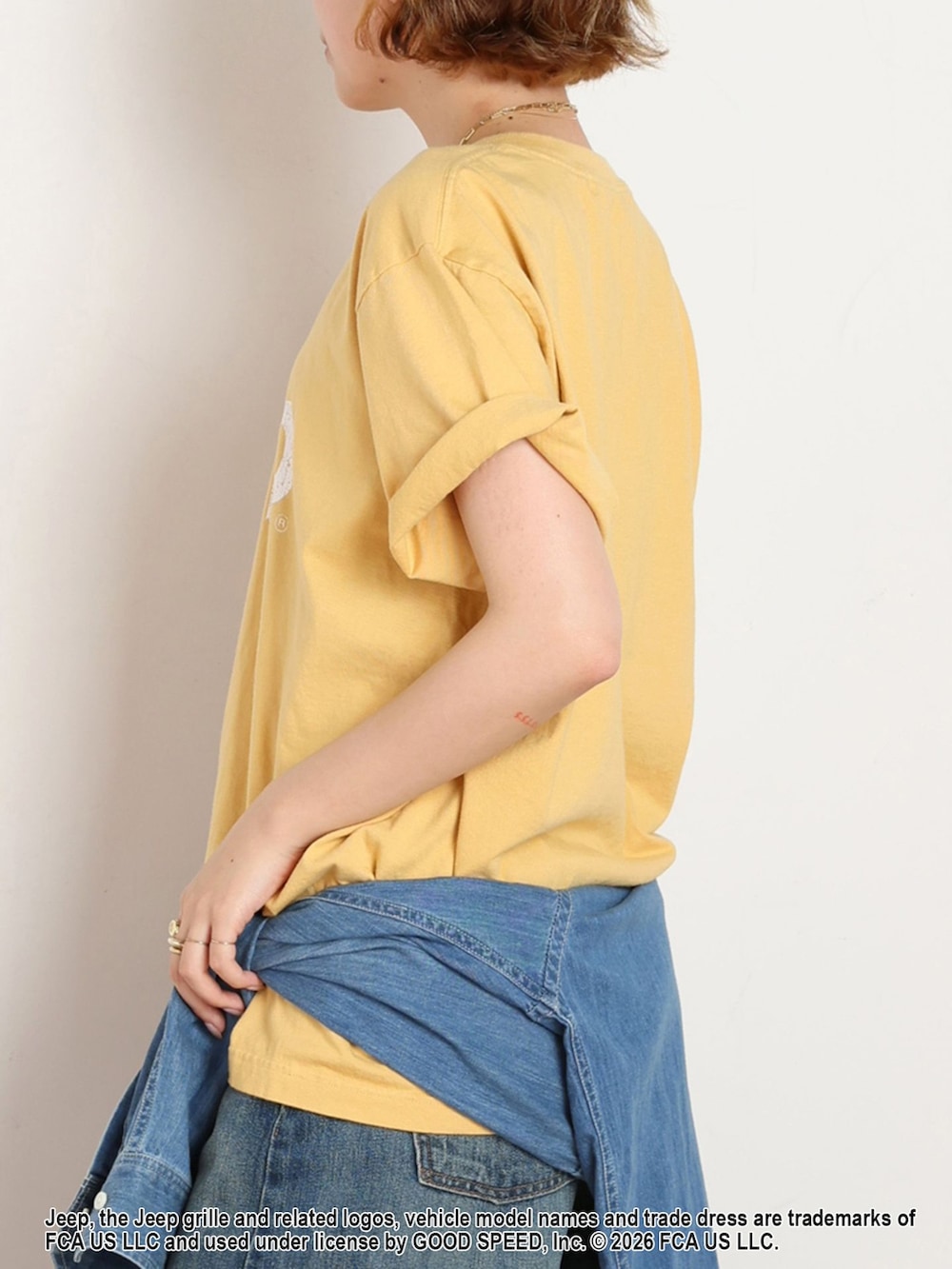 ブルー系のシャツ/ブラウス、イエロー系のTシャツ/カットソー、イエロー系のサンダルを着用したレディースの夏コーディネートの5枚目の写真