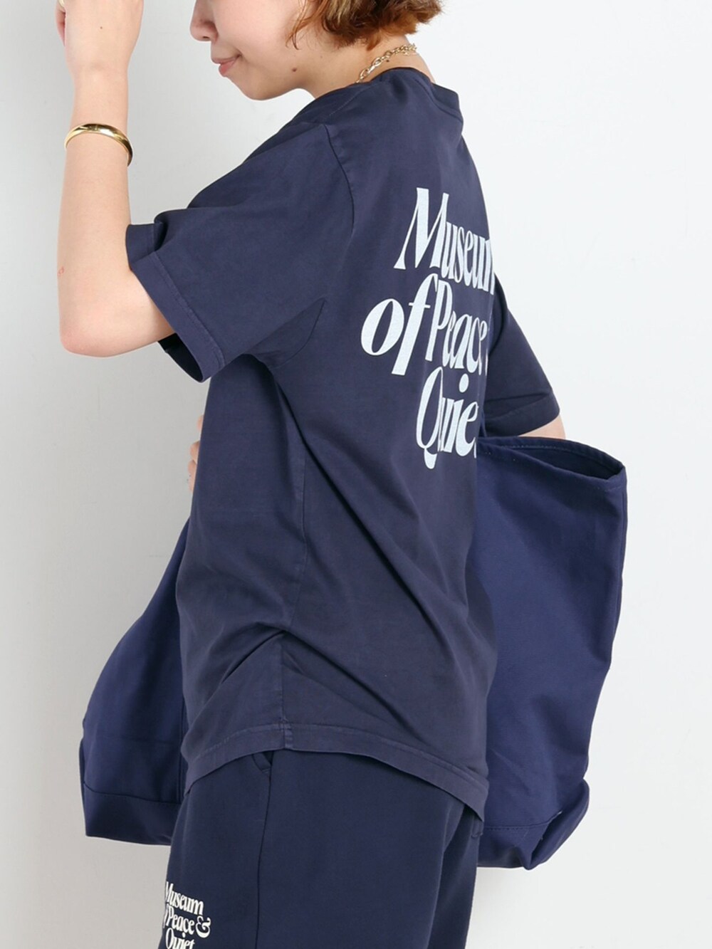 ブルー系のスウェットパンツ、ブルー系のTシャツ/カットソー、ブルー系のトートバッグを着用したレディースの夏コーディネートの5枚目の写真