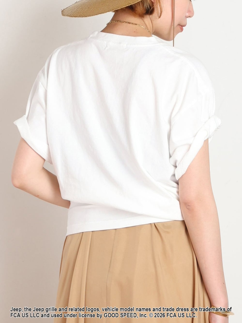ベージュ系のワンピース、ホワイト系のTシャツ/カットソー、ゴールド系のネックレスを着用したレディースの夏コーディネートの6枚目の写真