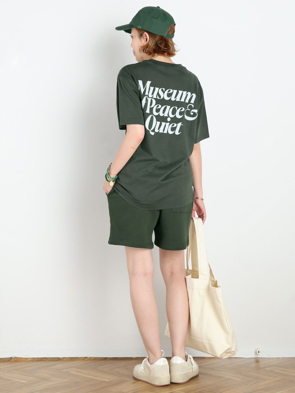 グリーン系のスウェットパンツ、グリーン系のTシャツ/カットソー、ホワイト系のトートバッグを着用したレディースの夏コーディネートの3枚目の写真