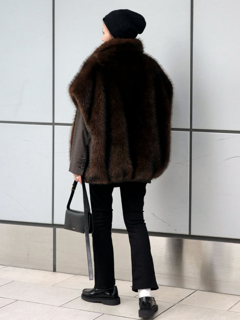 ブラウン系のその他アウター、ブラウン系のテーラードジャケット、ブラック系のローファーを着用したレディースの秋コーディネートの2枚目の写真