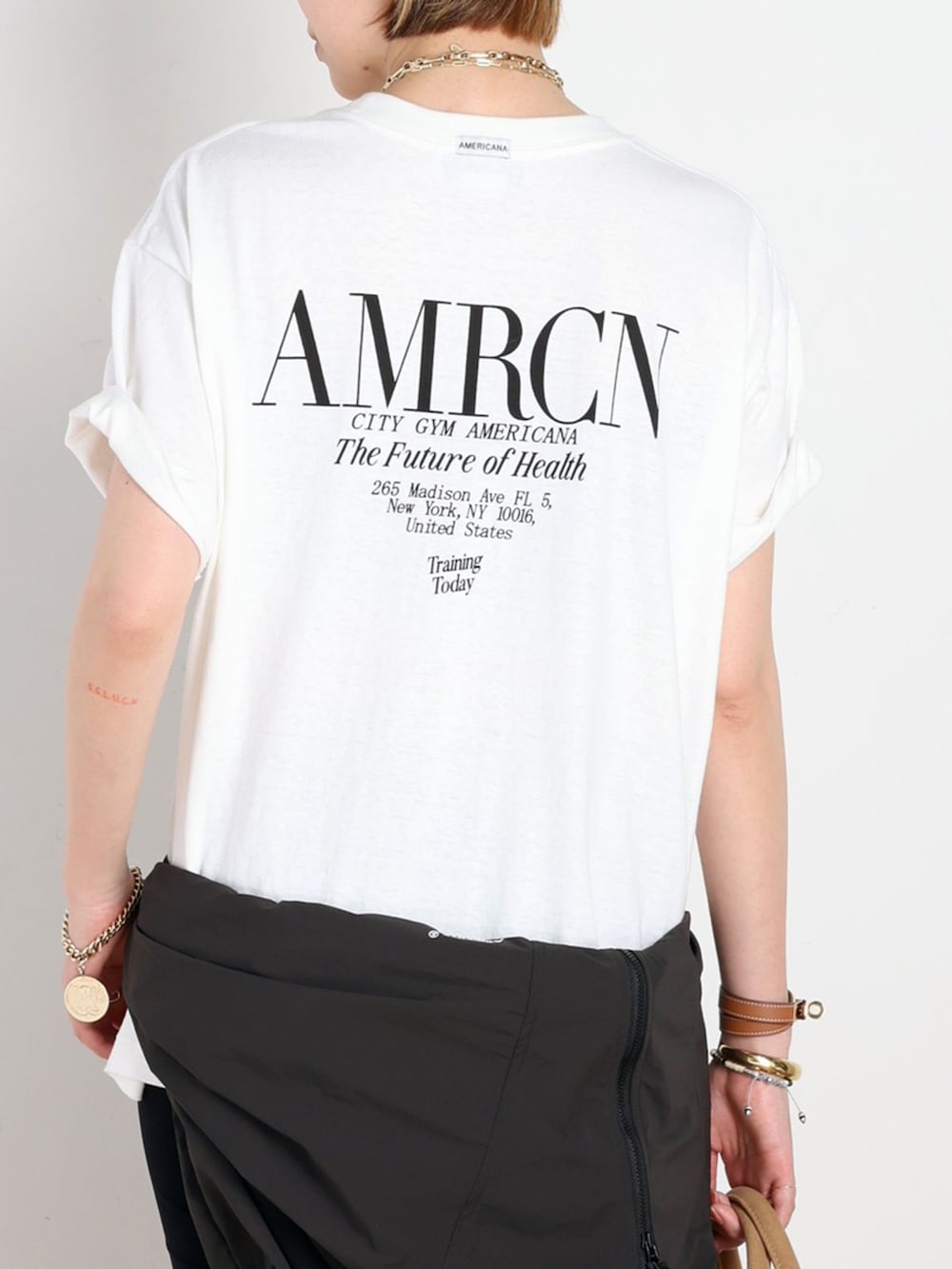 ブラック系のナイロンジャケット、ブラック系のその他パンツ、ホワイト系のTシャツ/カットソーを着用したレディースの春コーディネートの8枚目の写真