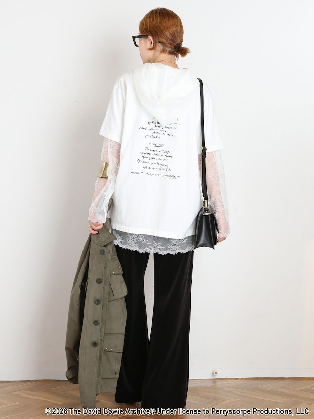 ブラック系のその他パンツ、ホワイト系のTシャツ/カットソー、ホワイト系のTシャツ/カットソーを着用したレディースの夏コーディネートの3枚目の写真