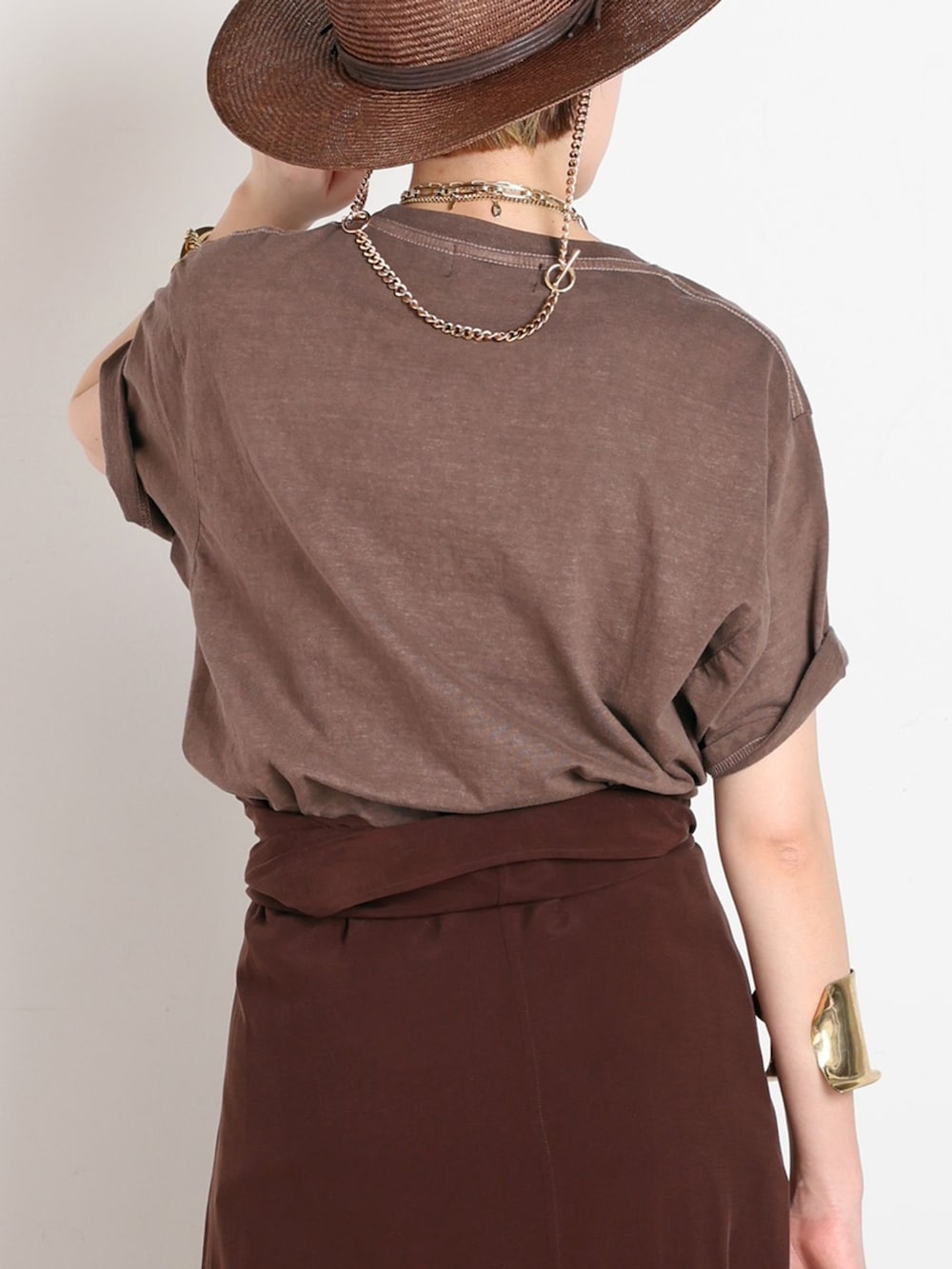 ブラウン系のワンピース、ブラウン系のTシャツ/カットソー、ブラウン系のサンダルを着用したレディースの春コーディネートの6枚目の写真