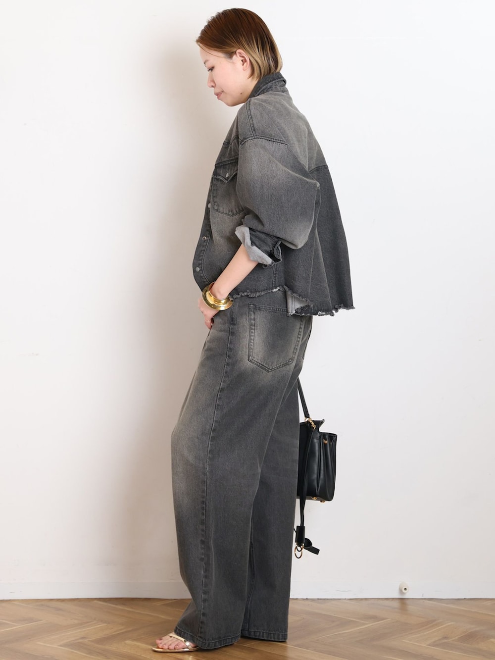 グレー系のデニムパンツ、グレー系のシャツ/ブラウス、ブラック系のTシャツ/カットソーを着用したレディースの冬コーディネートの2枚目の写真