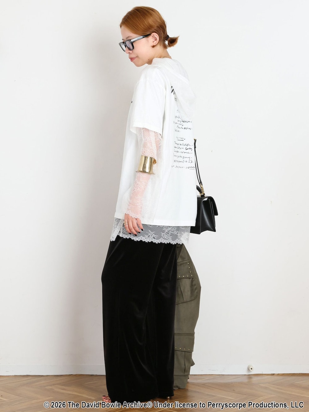 ブラック系のその他パンツ、ホワイト系のTシャツ/カットソー、ホワイト系のTシャツ/カットソーを着用したレディースの夏コーディネートの2枚目の写真