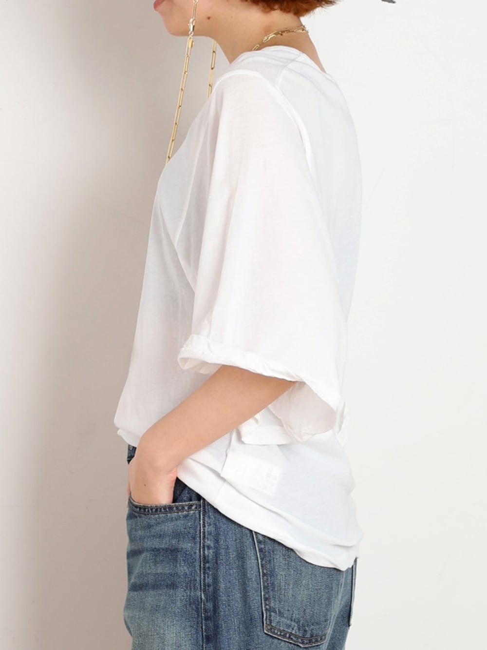 ホワイト系のTシャツ/カットソー、ブラック系のショルダーバッグ、ブラック系のサンダルを着用したレディースの夏コーディネートの5枚目の写真