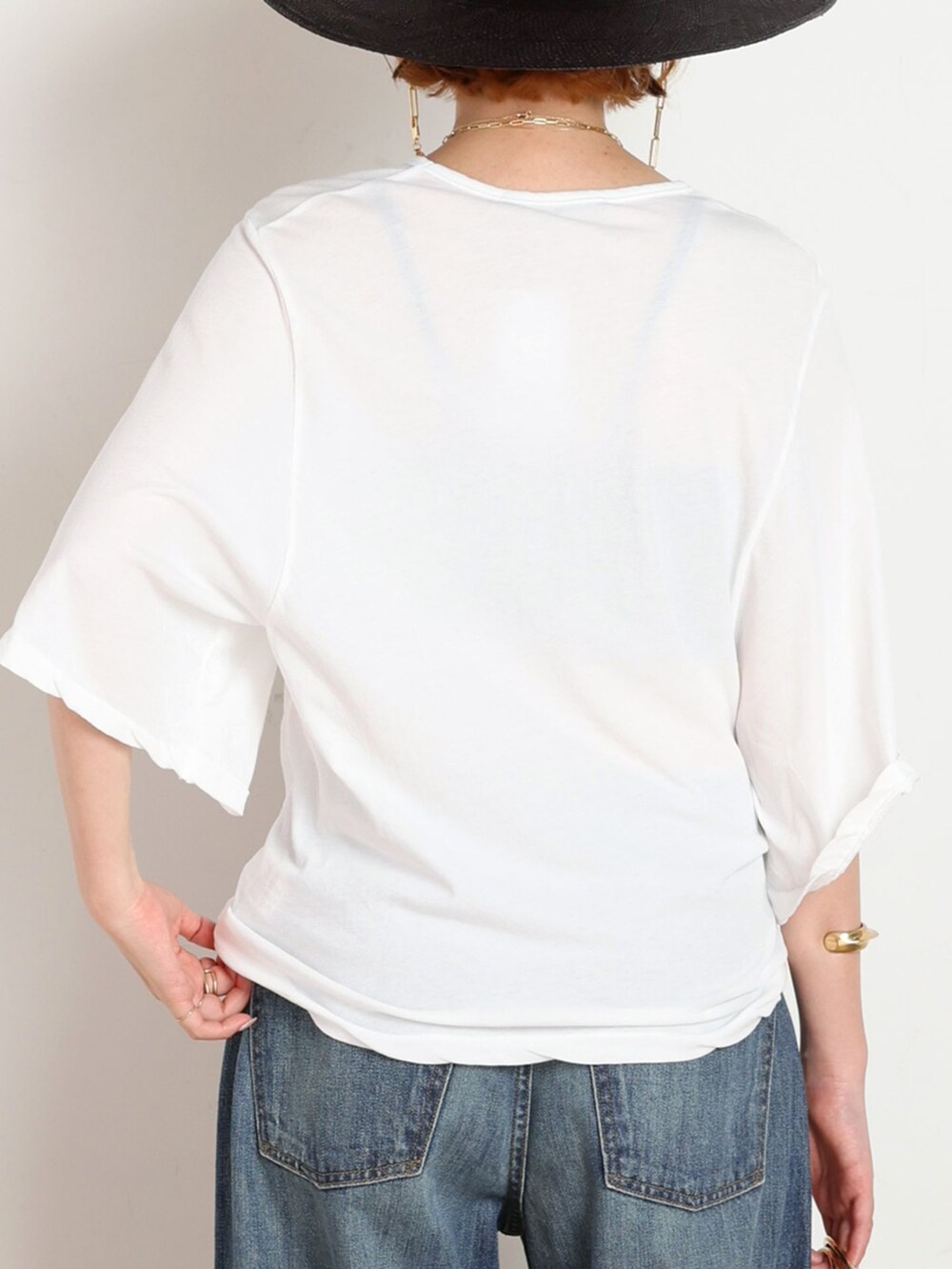 ホワイト系のTシャツ/カットソー、ブラック系のショルダーバッグ、ブラック系のサンダルを着用したレディースの夏コーディネートの6枚目の写真