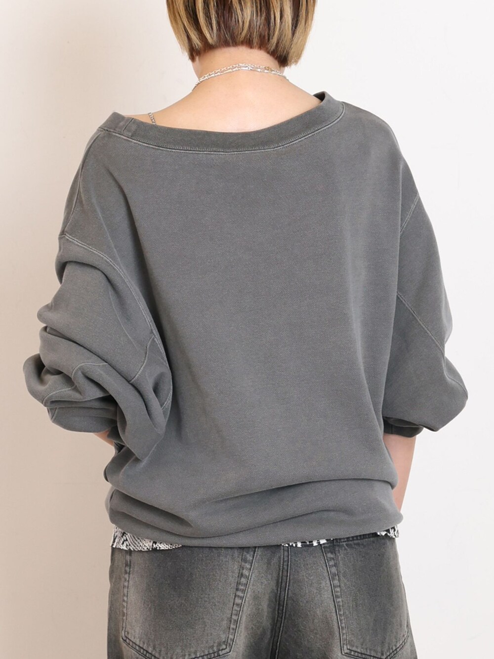 グレー系のデニムパンツ、その他のキャミソール、ブラック系のTシャツ/カットソーを着用したレディースの冬コーディネートの6枚目の写真