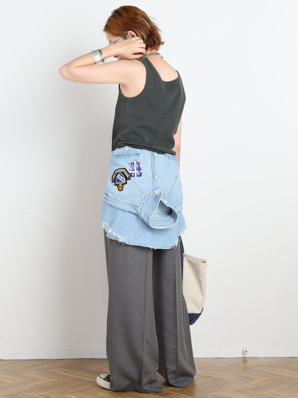 グレー系のスラックス、ブルー系のシャツ/ブラウス、グレー系のタンクトップを着用したレディースの夏コーディネートの3枚目の写真