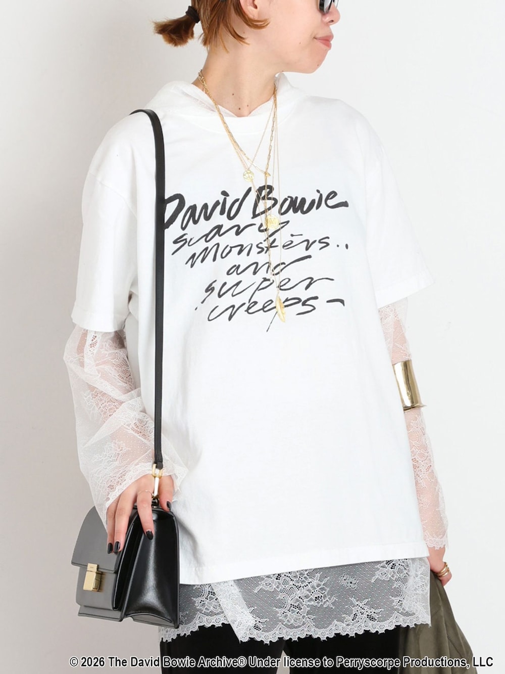 ブラック系のその他パンツ、ホワイト系のTシャツ/カットソー、ホワイト系のTシャツ/カットソーを着用したレディースの夏コーディネートの4枚目の写真