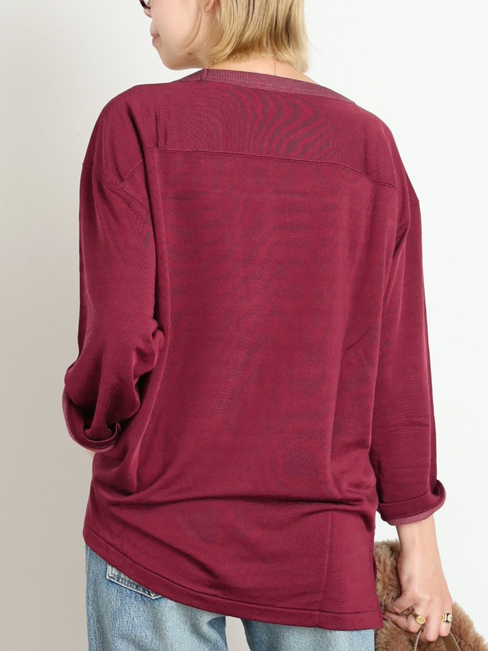 ブルー系のデニムパンツ、レッド系のTシャツ/カットソー、ゴールド系のブレスレットを着用したレディースの秋コーディネートの6枚目の写真