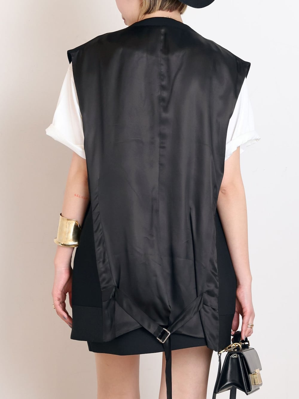 ブラック系のスーツベスト、ブラック系のその他パンツ、ホワイト系のTシャツ/カットソーを着用したレディースの冬コーディネートの9枚目の写真