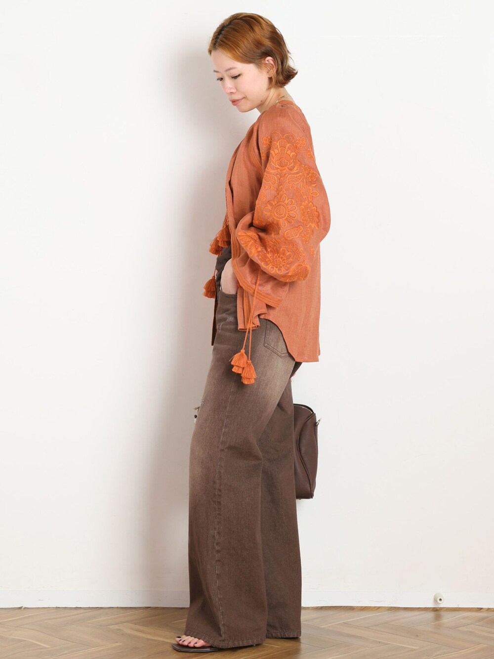 その他のシャツ/ブラウス、ブラウン系のTシャツ/カットソー、ブラウン系のサンダルを着用したレディースの夏コーディネートの2枚目の写真