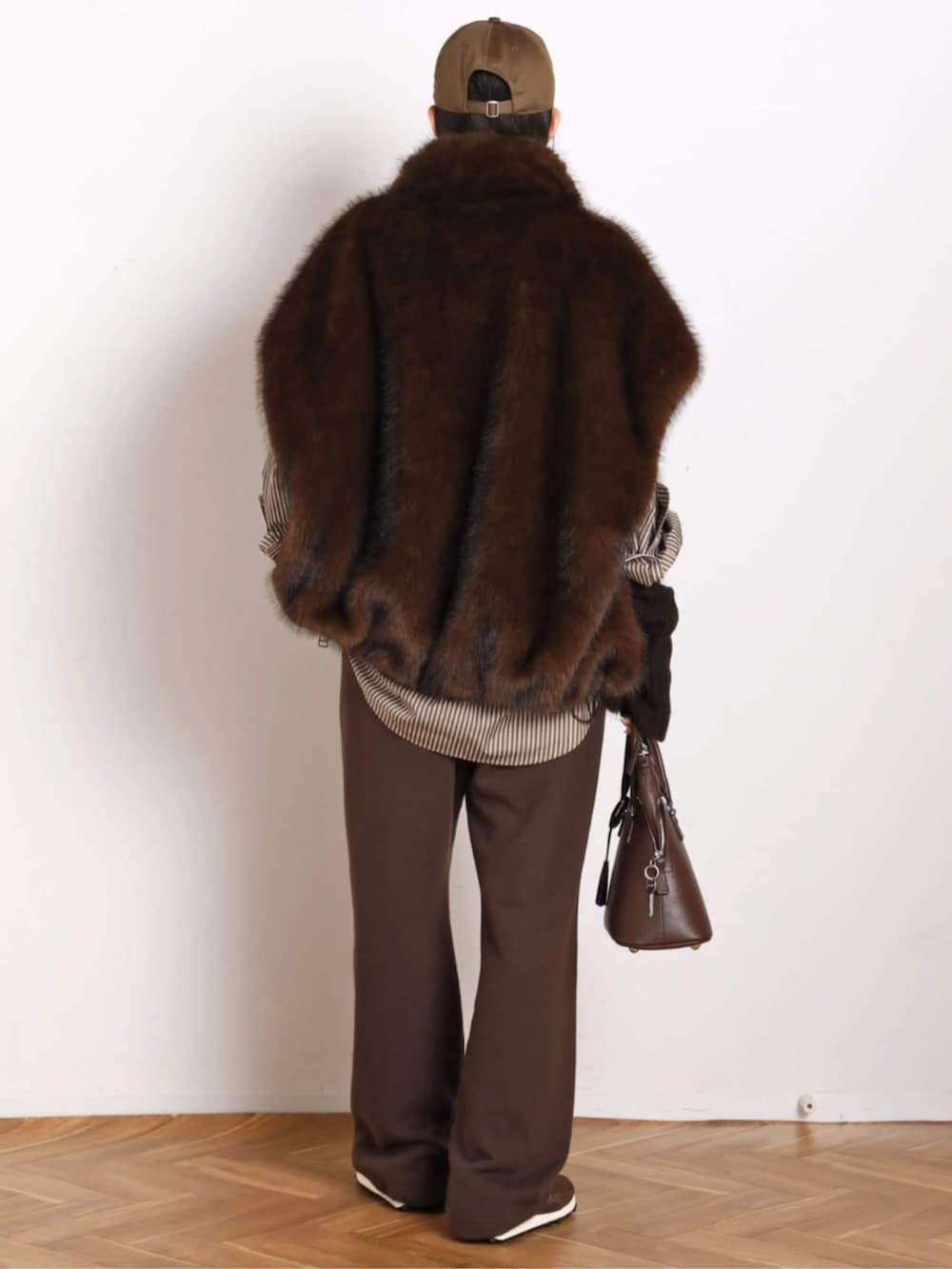 ブラウン系のその他アウターを着用したレディースの秋コーディネートの3枚目の写真