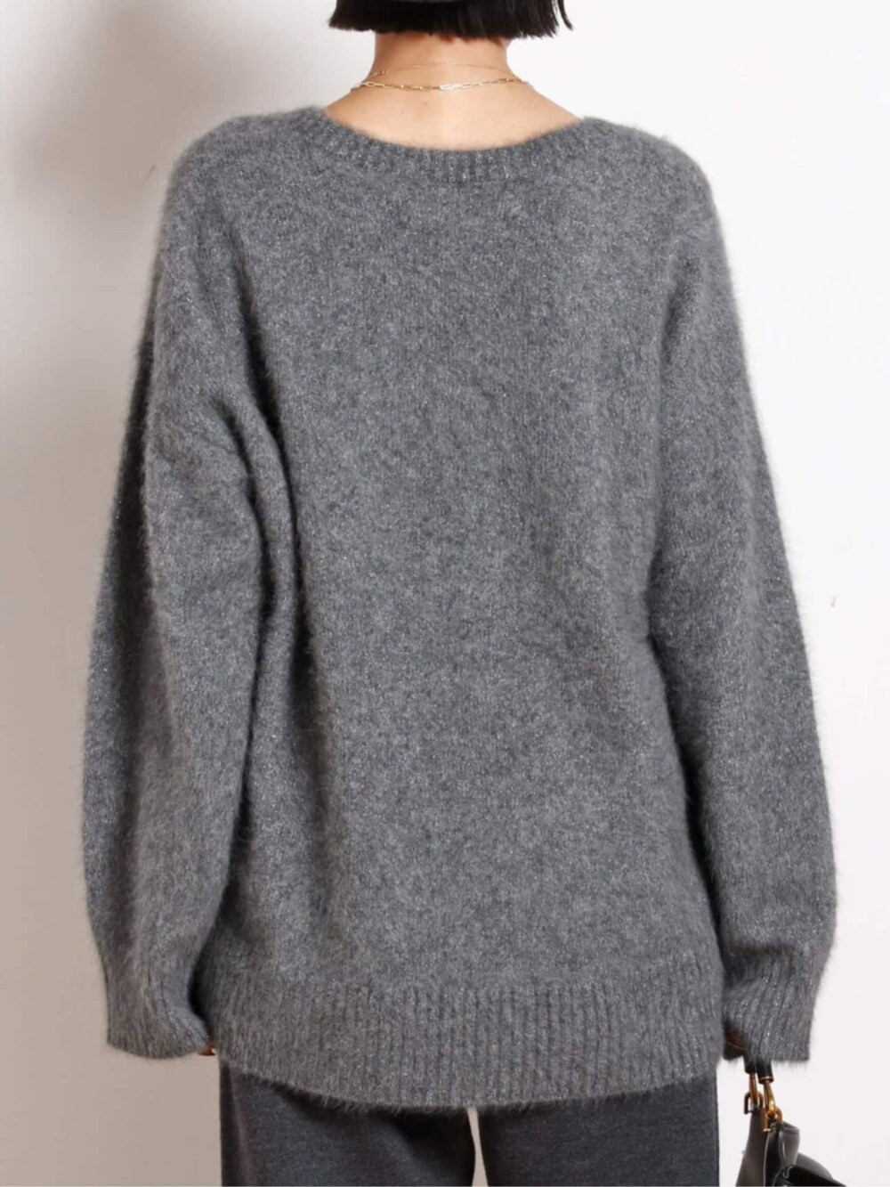 グレー系のニット/セーター、グレー系のニット/セーター、ブラック系のブーツを着用したレディースの秋コーディネートの6枚目の写真