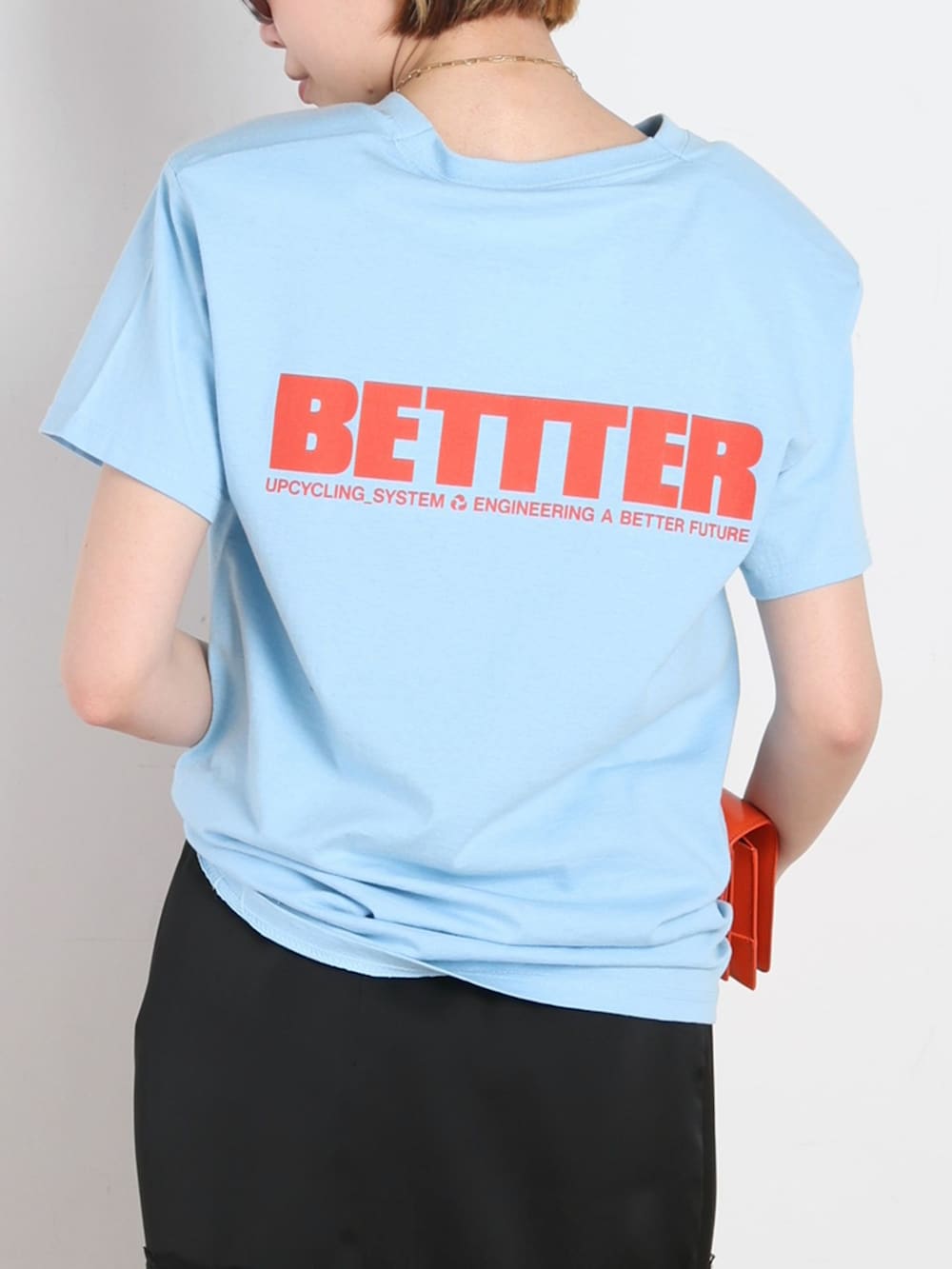 ブラック系のスカート、ブルー系のTシャツ/カットソー、ブルー系のスニーカーを着用したレディースの春コーディネートの6枚目の写真