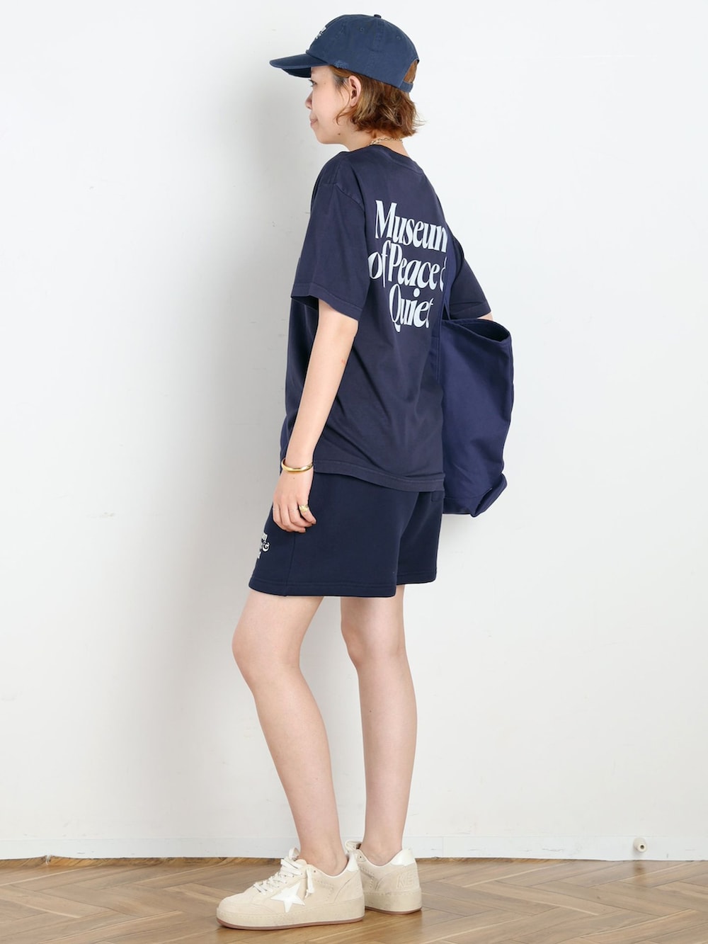 ブルー系のスウェットパンツ、ブルー系のTシャツ/カットソー、ブルー系のトートバッグを着用したレディースの夏コーディネートの3枚目の写真