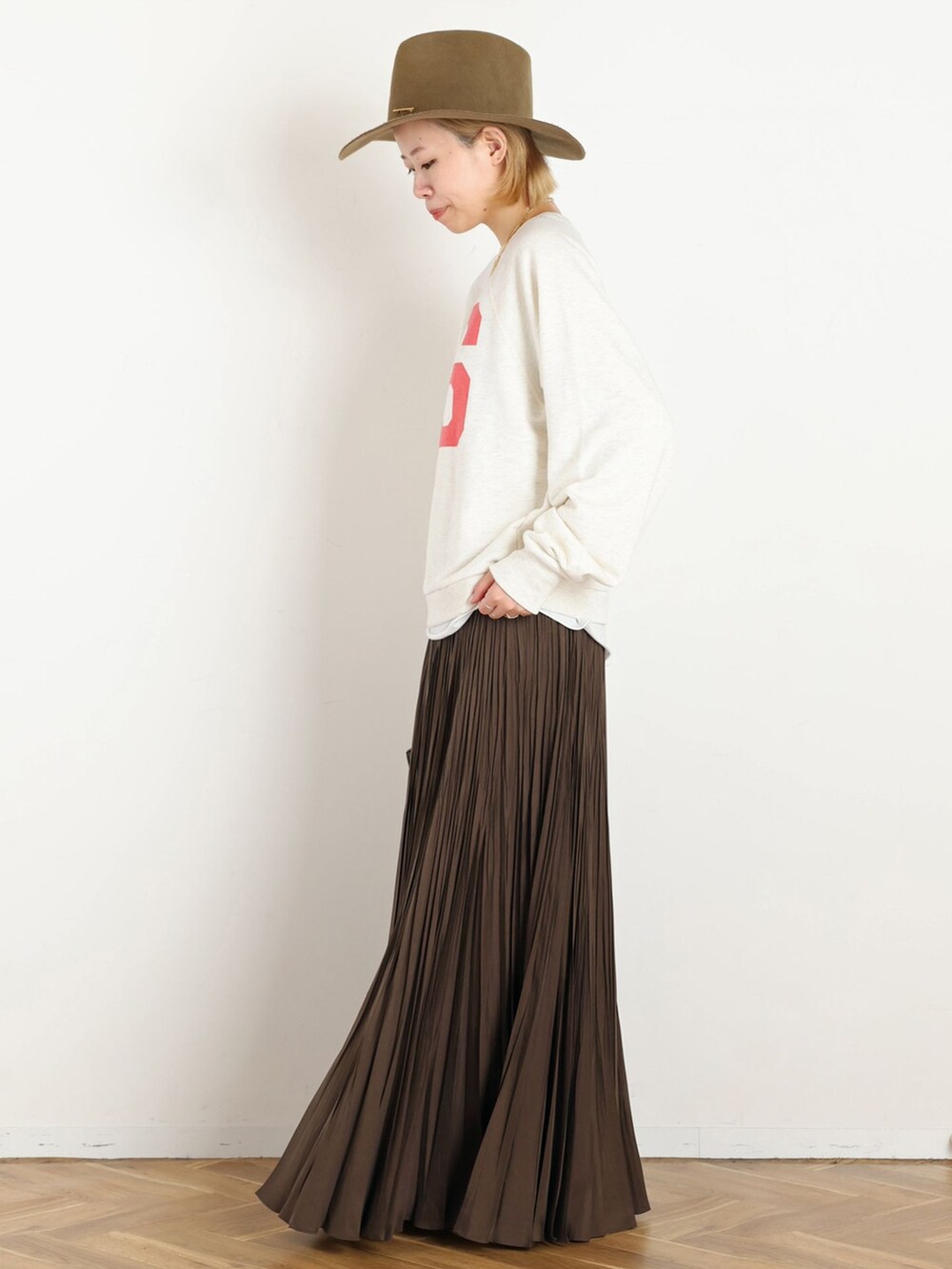 ホワイト系のTシャツ/カットソー、ホワイト系のスウェット、ベージュ系のハットを着用したレディースの秋コーディネートの2枚目の写真