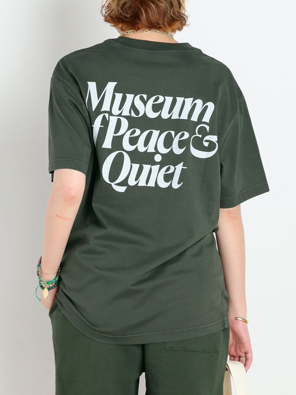 グリーン系のスウェットパンツ、グリーン系のTシャツ/カットソー、ホワイト系のトートバッグを着用したレディースの夏コーディネートの9枚目の写真