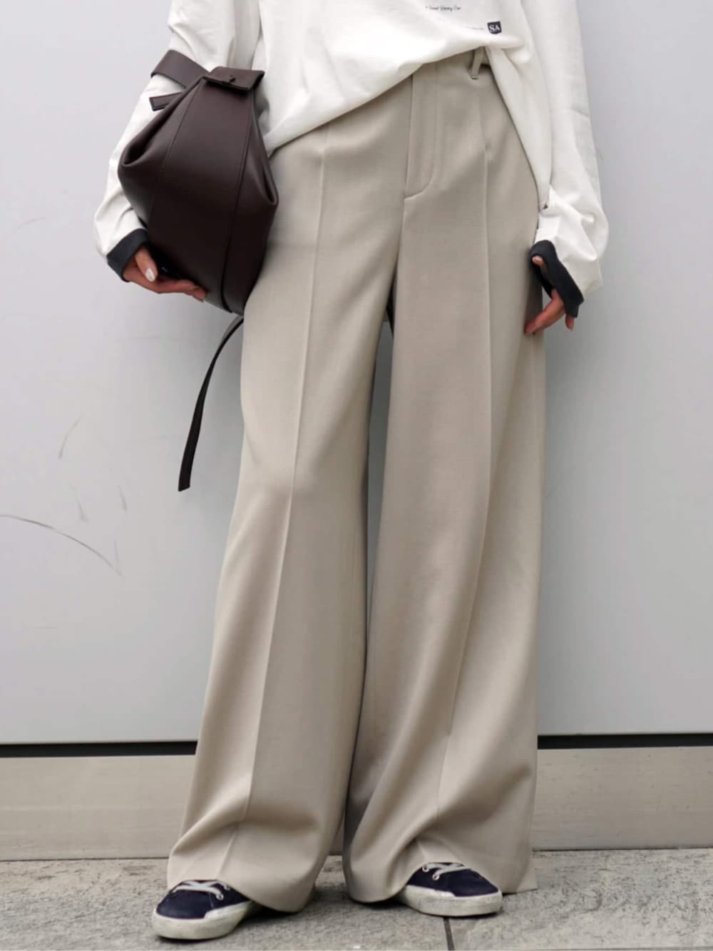 ホワイト系のスラックス、グレー系のニットキャップ/ビーニーを着用したレディースの秋コーディネートの4枚目の写真